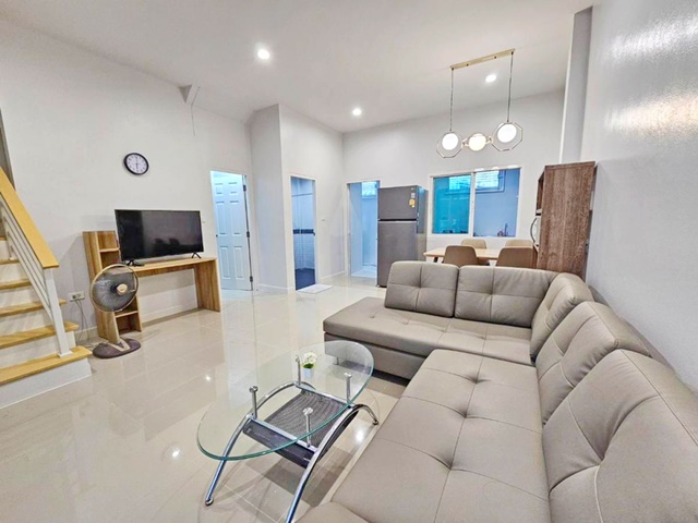 หลังริม BTSสายลวด 1.2 กม.สมุทรปราการ โลตัส แม๊คโคร  ทาวน์โฮมให้เช่า 28  ตรว. ท้ายบ้าน  ปากน้ำ  ทำเลทอง เดินทางสะดวก 3นอน 2น้ำ 2แอร์