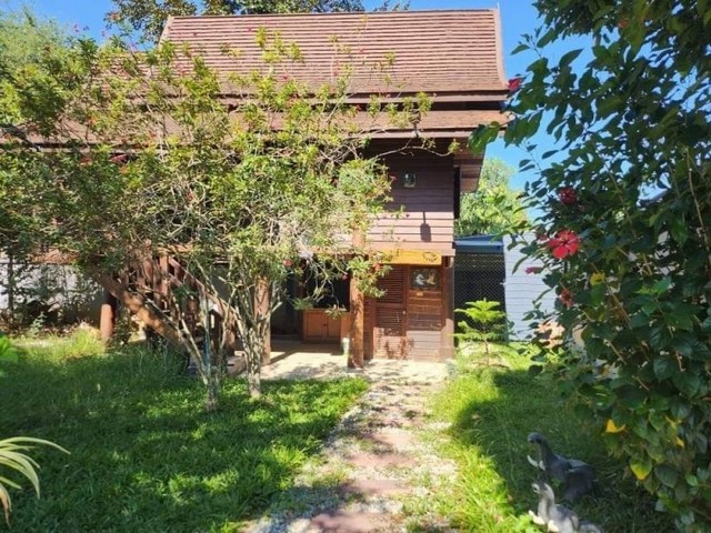 บ้าน 3 หลัง เนื้อที่กว้าง บรรยายกาศดี ร่มรื่น สันกำแพงสายเก่า