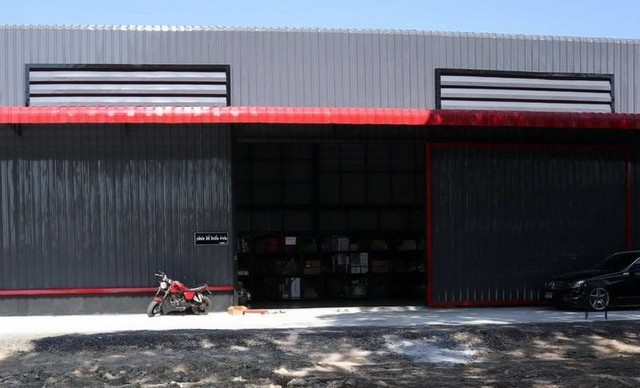 ให้เช่าโกดังออฟฟิศ  300 ตร.ม มีพื้นที่เทปูนด้านนอก 200 ตารางเมตร  ทำเล รามคำแหง 74