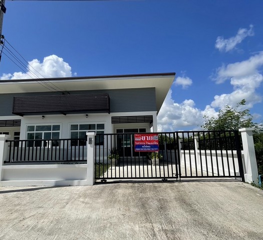 โครงการปากนครซิตี้ ทาวน์โฮมชั้นเดียวที่ตกแต่งในสไตล์ Modern Minimal อบอุ่น เนื้อที่ 34 ตรว. (6ม. ×18.5ม.) พื้นที่ใช้สอย 131 ตรม.เรียบง่าย พร้อมฟังก์ชันการใช้งานที่ลงตัวบิ้วอินและเฟอร์นิเจอร์แล้วทั้งหลังราคา 1,590,000 บาท2 ห้องนอน1 ห้องน้ำมีพื้นที่ซักล้าง2 ที่จอดรถ ถูกออกแบบตกแต่งในสไตล์ Modern Minimal โดยจุดเด่นของบ้านจะมีเพดานบ้านที่สูง ทำให้บรรยากาศภายในบ้าน ดูโปร่ง โล่งสบาย นอกจากน