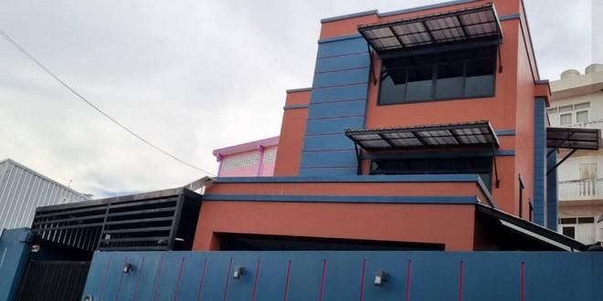 ให้เช่าโฮมออฟฟิต 3 ชั้น ย่านพระราม 2 ถนนบางขุนเทียน ใกล้โรงเรียนพระยามนธาตุราคาเช่า 40,000 บาท / เดือน ( สัญญาขั้นต่ำ 1 ปี ) ค่าน้ำ / ค่าไฟ จ่ายตามมิเตอร์ใช้จริงที่ตั้ง ถนนบางขุนเทียน ซอยพระยามนธาตุราชศรีพิจิตร แขวงบางบอน เขตบางบอน กรุงเทพ 10150ติดต่อ : คุณภัสพงณ์ 063-409-8164Line : deedaa23พื้นที่ใช้สอย 350 ตารางเมตร จำนวน 3 ชั้น 6 ห้องนอน 4 ห้องน้ำที่ติดถนนพระยามนธาตุราชศรีพิจิตร์ แยก 1สถา�