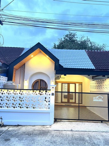 #THR032 For Rent : Wichit, One-story townhome soi Suksan, 2 bedrooms 1 bathrooms  One-story townhome, Wichit locationHappy Village Behind Laem Chan Health Center, Wichit- Size 23 square wah- 2 bedrooms - 1 bathroom- 3 air conditioners- TV- Sofa- water heater- Beds and wardrobes in every bedroom Nearby places- 9 minutes to Robinson Lifestyle, Chalong Branch - Dibuk Hospital- Daorungwittaya School  Price 20,000 baht/month for 1 year contract*2 months in advance, 1 month warranty---------------------#THR032 สำหรับเช่า : ทาวน์โฮมชั้นเดียว ทำเลวิชิต 2 ห้องนอน 1 ห้องน้ำทาวน์โฮมชั้นเดียว ทำเลวิชิตหมู่บ้านสุขสันต์ หลังอนามัยแหลมชั่น วิชิต- ขนาด 23 ตารางวา- 2 ห้องนอน - 1 ห้องน้ำ- แอร์ 3 ตัว- ทีวี- 