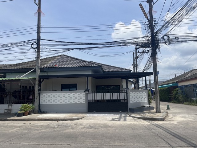 #THR031 For Rent : Chalong, One-story townhome, 3 bedrooms 2 bathrooms    One-story townhome, ChalongKT Nabon VillageThere is a garden area and side area.- Area size 35.5 sq.w.- Corner house- 3 bedrooms - 2 bathrooms with water heaters- 4 air conditioners- Dining area, table + 4 chairs- Washing area washing machine- Kitchen with gas stove, microwave, refrigerator and set of plates and spoons- Parking for 1 car in the house- Parking next to the house for another 4 carsX No pets allowed Nearby places- Caltech Nabon pump- Super Cheap- Robinson Chalong Price 40,000 baht/month for annual contractNot included: internet, water, electricity------------------#THR031 สำหรับเช่า : ทาวน์โฮมชั้นเดียว ฉลอง 3 ห้องนอน 2 ห้องนํ้าทาวน์โฮมชั้นเดียว ทำเลนาบอน ฉลองหมู่บ้านเคที นาบอน มีพื้นที่สวน พ