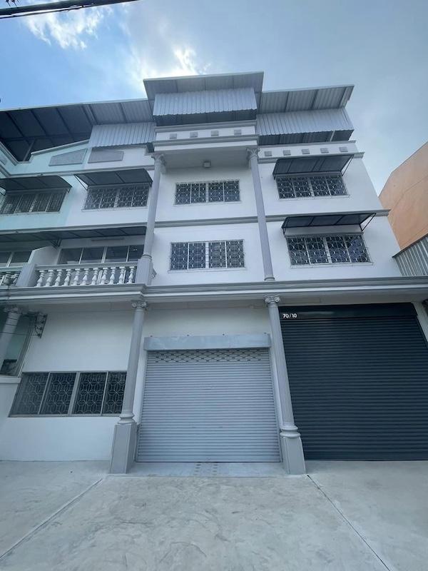 ให้เช่าโกดัง มินิแฟคเตอร์รี่ พร้อมสำนักงาน ย่านบางน้ำจืด พระราม 2 สภาพใหม่ ใกล้ทางด่วน ปล่อยเช่าครั้งแรก ระบบไฟฟ้า 3 เฟสราคาเช่า 65,000 บาท / เดือนที่ตั้ง เลขที่ 70/10 หมู่ 1 ถนนพระราม 2 ตำบลบางน้ำจืด อำเภอเมืองสมุทรสาคร จังหวัดสมุทรสาครติดต่อ : คุณภัสพงณ์ 063-409-8164Line : deedaa23เนื้อที่ 150 ตารางวา พื้นที่ใช้สอย 1,200 ตารางเมตร จำนวน 3 ชั้น 6 ห้องน้ำ จอดรถ 4 คัน ( ด้านหน้าอาคาร )อาคาร 3 ชั้น แบ�