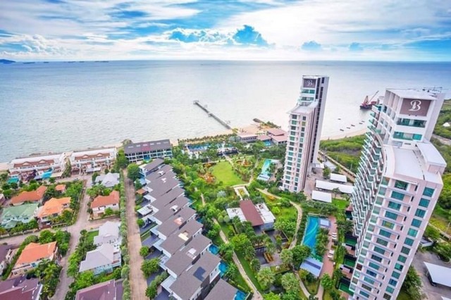 TEL :088-559 5199 คุณเอLine: https://line.me/ti/p/C0eGe0whLXให้เช่าคอนโด Casalunar Paradisoห้อง Duplex อาคาร C (เงียบสงบ มีความเป็นส่วนตัวสูง)ชั้น 1-2  มีสระว่ายน้ำส่วนตัวราคาเช่า 65,000 บาท/ เดือนพื้นที่ 200 ตรม.3 ห้องนอน 3 ห้องน้ำที่จอดรถสิ่งอำนวยความสะดวก- สระว่ายน้ำ 4 สระ ระบบคลอรีน สระใหญ่บริเวณริมหาด และอีก 3 สระประจำตึก A B C- Club House ที่มีห้องออกกำลังกาย ห้องสมุด ซาวน่า-ร้านขายขนมและเครื่องดื่ม และพื้นที่นั่งเล่น- สวนหย