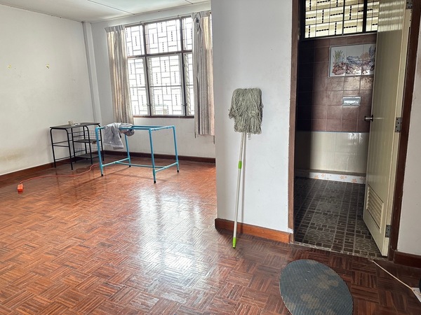 ขายถูกมาก บ้านทาวน์เฮ้าส์ 3 ชั้น ขนาด 30 ตร.ว ซอยมหาจักรพรรดิ 9/4 ใจกลางเมืองฉะเชิงเทรา จังหวัดฉะเชิงเทรา 