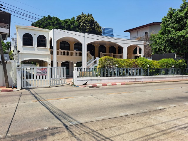 ให้เช่าอาคาร 2 ชั้น ซอยพหลโยธิน11 ใกล้BTS อารีย์ เหมาะทำสำนักงาน โรงเรียนกวดวิชา