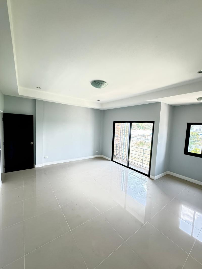 ขายทาวน์เฮ้าส์ หมู่บ้านเดอะริชเกต (The Rich Gate) นนทบุรีที่ตั้ง : ถนน บางกรวย-ไทรน้อย บางบัวทอง, บางบัวทอง, นนทบุรีhttps://maps.app.goo.gl/E7XvNjPr7ycGG7PSAราคา : 2,590,000 บาทประเภท : ทาวน์เฮ้าส์สูง : 2 ชั้นเนื้อที่ : 24.4 ตารางวาพื้นที่ใช้สอย : 180 ตารางเมตรห้องนอน : 4 ห้องห้องน้ำ : 2 ห้องห้องอื่นๆ : 1 ห้องเก็บของจอดรถได้ : 2 คันรายละเอียดเพิ่มเติม :บ้านมือ 1 สร้างใหม่มีเพียง 6 หลัง ปัจจุบันเหลือหลังสุดท้ายในโครงการ �