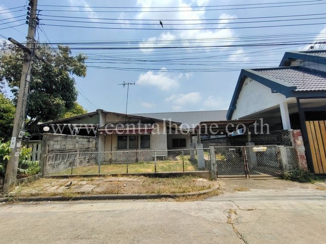 รหัสทรัพย์  5179บ้านแฝด หมู่บ้านนักกีฬา กรุงเทพ-กรีฑาที่ตั้ง : ซ.นักกีฬาแหลมทอง5 ถ.กรุงเทพกรีฑา แขวงประเวศ เขตพระโขนง กรุงเทพมหานครรายละเอียดทรัพย์- บ้านแฝด ชั้นเดียว, ขนาดที่ดิน 45 ตารางวา, พื้นที่ใช้สอย 80 ตารางเมตร- 1 ห้องนอน, 1 ห้องน้ำ, 1 ที่จอดรถ- หน้าบ้านหันทิศใต้สิ่งอำนวยความสะดวก- สวนสาธารณะสถานที่และทำเลใกล้เคียง- ใกล้มอเตอร์เวย์ กรุงเทพ-ชลบุรี 