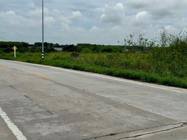 TEL : 061-979 5595 ดนิตาLine : https://line.me/ti/p/yxo92dHWP1รายละเอียด : ที่ดินแปลงสวย ทำเลทอง เขาคันทรง ศรีราชา ชลบุรี หลังนิคมอีสเทิร์นซีบอร์ด ที่ดินติดถนนหลัก เนื้อที่ 30 ไร่  (ผังสีม่วงลาย)หน้ากว้าง 212 เมตร ติดถนน 2 ด้วย ที่สวยสูง บนเนิน อยู่ระหว่างนิคมอุตสาหกรรมหลายนิคม  ราคาขายไร่ละ 3 ลบ.F-A4 