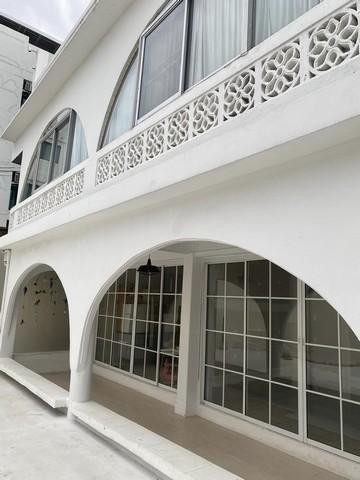 AHR10767-9  ให้เช่า พื้นที่แบ่งให้เช่า อาคารพาณิชย์ 2ชั้น ย่านสุขุมวิท ใกล้บีทีเอสราคาเช่า : 19,000 บาท/เดือน ( ชั้น 1 ห้อง 70 ตร.ม.)ราคาเช่า : 9,000 บาท/เดือน ( ชั้น 1 ห้อง 30 ตร.ม.)มัดจำ 2 เดือน ล่วงหน้า 1 เดือนพื้นที่แบ่งให้เช่า อาคารพาณิชย์ 2ชั้น ย่านสุขุมวิท 66/1 ใกล้บีทีเอสชั้น 1 ว่าง 2 ห้อง70 ตารางเมตร30 ตารางเมตรชั้น 2 ว่าง 4 ห้อง60 ตารางเมตรมีที่จอดรถ 6 คันเหมาะทำออฟฟิศ คลีนิค ร้านเช่าชุด หรือธ