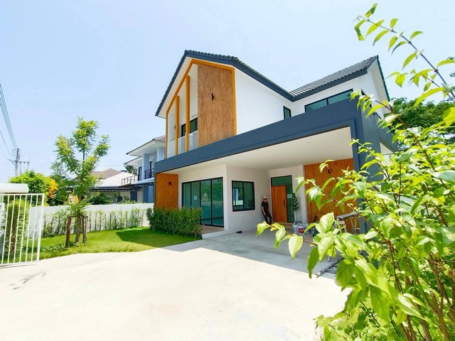 ขายบ้าน Minimal-Nordic 2ชั้น 72ตรว. 4นอน3้น้ำ 3.99ล. ฟรีโอน ของแถม วิวดอยสุเทพ ต.หนองจ๊อม​ อ.สันทราย เชียงใหม่บ้าน 2 ชั้น Minimal-Nordic Style ใกล้แยกหนองจ๊อม​ อ.สันทราย จ.เชียงใหม่บนที่ดิน 72 ตร.ว พื้นที่ใช้สอย 185 ตรม. (รวมโรงจอดรถ)ขนาด 4 ห้องนอน 3ห้องน้ำ ที่จอดรถในร่ม 2 คันออกแบบฝ้าเพดานสูง 3 เมตร โปร่ง โล่ง สบายมาพร้อมวิวดอยสุเทพและทุ่งนาเหมาะสำหรับการพักผ่อน เดินทางสะดวก ใกล้เมืองขายราคา 3.99 ล้