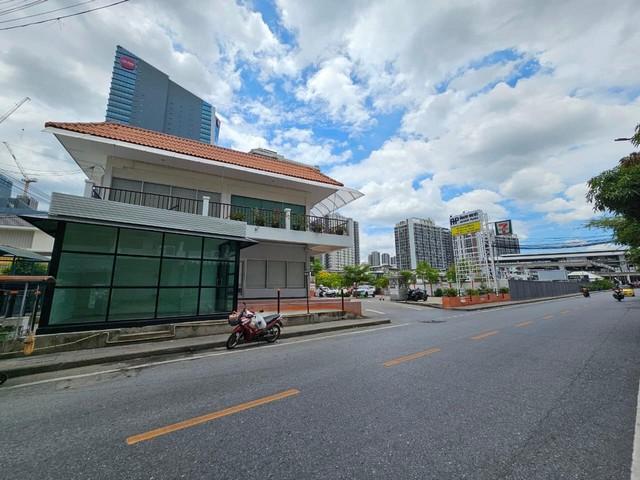 ให้เช่าพื้นที่ร้านค้า พื้นที่ 13.6 ตรม. ย่านสุขุมวิท 66-1 ใกล้ BTS อุดมสุข พร้อมที่จอดรถราคาเช่า 20,000 บาท / เดือนที่ตั้ง ถนนสุขุมวิท ซอยสุขุมวิท 66/1 แขวงบางจาก เขตพระโขนง กรุงเทพมหานครติดต่อ : คุณภัสพงณ์ 063-409-8164Line : deedaa23พื้นที่ใช้สอย 13.6 ตารางเมตร มีที่จอดรถเป็นห้องกระจก อยู่หน้าตึกสำนักงาน และร้านค้าขนาด 2 ชั้นระบบรักษาความปลอดภัย 24 ชม ใกล้กับทางขึ้น-ลงทางด่วนขั้นที่ 1 และสี่แ