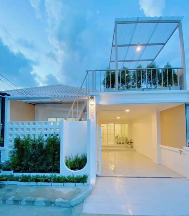บ้านสวย ทำเลดี ขายเพียง 1.95 ล.เท่านั้น 24 ตรว. ทาวน์เฮาส์ชั้นเดียว พร้อม Rooftop Garden รีโนเวทใหม่ทั้งหลัง เฟอร์นิเจอร์ครบ พร้อมเข้าอยู่