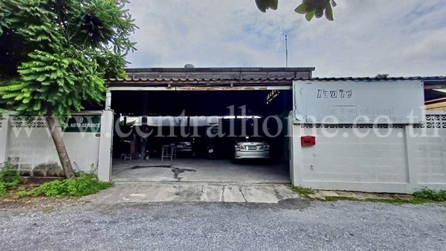 รหัสทรัพย์ : 5462ที่ดิน 108 ตารางวา ซอยจรัญฯ 13 (บางแวก 29 ) ติดถนนราชพฤกษ์ที่ตั้ง: ซอยจรัญฯ 13 ถนนราชพฤกษ์ ต.บางแวก อ.ภาษีเจริญ กรุงเทพฯรายละเอียดทรัพย์ :- ที่ดินอยู่ซอยจรัญฯ 13 เนื้อที่ 108 ตร.ว ถมแล้ว- กว้าง 19 เมตร ยาว 19.55 เมตร มีอู่ซ่อมรถยนต์สถานที่สำคัญ ใกล้เคียง :- ห้างเดอะมอลล์บางแค, ซีคอนบางแค, The Circle- รพ.พญาไท 3, มหาวิทยาลัยสยาม, รร.วัดชัยฉิมพลี, รร.วัดจันทร์ประดิษฐ์ฐาร