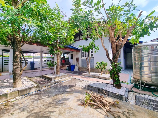 ให้เช่าบ้านเดี่ยว 1 ชั้น 50ตรว.สวนรอบบ้าน รักสัตว์ 4นอน MRT วงแหวนรามอินทรา  150ตรม.  1น้ำ 2จอดรถ 4แอร์ เดินทางสะดวก แฟชั่น ไอส์แลนด์