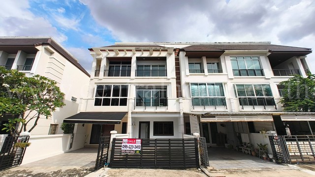 รหัสทรัพย์ : 5490ทาวน์โฮม 3 ชั้น เดอะ รอยัล เวียนนา รัชวิภา - รัชดาภิเษกที่ตั้ง : ถ.รัชดาภิเษก แขวงจตุจักร เขตจตุจักร กรุงเทพมหานคร 10900รายละเอียดทรัพย์- ทาวน์โฮม 3 ชั้น หน้ากว้าง 5.5 เมตร บ้านพร้อมอยู่- เนื้อที่ 21.90 ตร.ว พื้นที่ใช้สอยประมาณ 180 ตร.ม- 3 ห้องนอน, 3 ห้องน้ำ, 1 ห้องรับแขก, 1 ห้องครัว, 2 ที่จอดรถ- บ้านหันหน้าทิศเหนือ- บิ้วเต็มสิ่งอำนวยความสะดวก- คลับเฮ้าส์- สระ