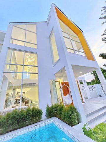 ขายบ้านเดี่ยว 3 ชั้น ถนนราชพฤกษ์ ใกล้วงเวียนพระราม 5 - สร้างบนพื้นที่ 200 ตรว. พื้นที่ใช้สอย 1257 ตรม. - สามารถใช้สำหรับกองถ่ายได้ เป็นบ้านออกแบบเอง - ไม่ซ้ำใคร  ถูกหลังฮวงจุ้ยทุกประการ- 5 ห้องนอน 4 ห้องน้ำ สุขภัณฑ์ไฟฟ้าทุกห้อง - ห้องทำงานซ่อน Walkin-Closet และห้องน้ำ His&Her สำหรับในห้อง Master Bedroom- ที่จอดรถ 7 คัน ประตูรีโมทควบคุมผ่านแอพ- มีห้องน้ำผู้สูงอายุ อ่างจากุซซี่ทุกห้อง- สระว่าย