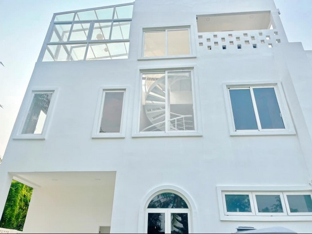 ขายบ้านหรู 3 ชั้น ถนนราชพฤกษ์ พร้อมสระว่ายน้ำ  และสิ่งอำนวนความสะดวกมากมาย