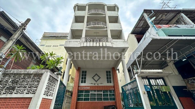 รหัสทรัพย์  4377บ้านเดี่ยว 4 ชั้น BTS สถานีวงเวียนใหญ่ ที่ตั้ง : ซ.สมเด็จพระเจ้าตากสิน 5 ถ.สมเด็จพระเจ้าตากสิน แขวงคลองต้นไทร เขตคลองสาน กรุงเทพฯ 10600รายละเอียดทรัพย์ - เนื้อที่ 69.70 ตรว. 4.5 ชั้น พื้นที่ใช้สอย 730.52 ตร.ม. มีดาดฟ้า- 11 ห้องนอน 11 ห้องน้ำ 1 ห้องรับแขก 1 ห้องนั่งเล่น 1 ห้องครัว - อาคารเหมาะสำหรับพักอาศัย ทำออฟฟิศ และสำนักงาน- ตัวอาคารมีพื้นที่ว่างรอบอ
