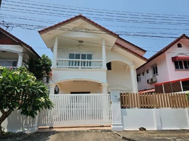 ให้เช่า/ขาย 54 ตรว. โซนสันทราย บ้านเดี่ยว 2 ชั้น รีโนเวทใหม่ทั้งหลัง ใกล้ม.แม่โจ้ เดินทางสะดวก มีรถประจำทางผ่าน เข้าอยู่ได้เลย