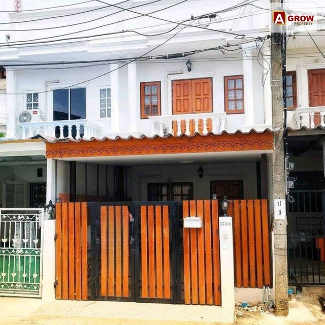 ม. ลลิลทอง ติดถนนศรีนครินทร์ ใกล้ BTS สายสุขุมวิท-ศรีนครินทร์ เพียง 600 ม.ที่ตั้ง : ตำบลปากน้ำ อำเภอเมืองสมุทรปราการ สมุทรปราการ 10270รหัสทรัพย์ : AGT00601ราคาขาย : 2,150,000 บาทรายละเอียด :- ทาวน์เฮ้าส์ 2 ชั้น - พื้นที่ 17 ตร.ว.- 2 ห้องนอน - 2 ห้องน้ำ - 1 ห้องโถง- 1 ห้องครัว - 1 จอดรถในบ้าน จุดเด่น :- ต่อเติมหลังคาหน้าบ้านและโรงจอดรถ- ต่อเติมหลังบ้านเป็นห้องครัวพร้อมเคาน์เตอร์ครัว- แถมฟรี แอร์ 2 ตั