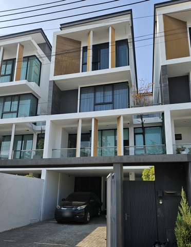 ขายด่วน โฮมออฟฟิศหรู Glam by Asset Wise  3.5 ชั้น ใจกลางลาดพร้าว-โชคชัย 4ที่ตั้ง: ลาดพร้าว 71 ลาดพร้าว แขวงลาดพร้าว เขตลาดพร้าว กรุงเทพมหานคร รายละเอียดบ้าน-หน้ากว้าง 7ม. -พื้นที่ใช้สอยตัวบ้าน 385 ตรม. -เนื้อที่ดิน 49.5 ตารางวา -3ห้องนอน (1master bedroom) -4ห้องน้ำ -1ห้องออฟฟิศ(ชั้นลอย) -1ห้องซักผ้า -1บ้านหมา(ที่สวนหลังบ้าน)-จอดรถได้ 4 คัน-หน้าบ้านหันทิศใต้ ทิศมงคลยุคใหม่ ได้รับแดดเช้า รับลมเข้า ไม่มี