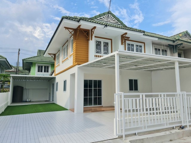 ขายบ้านแฝด 2 ชั้น หมู่บ้านพฤกษา12/1 รังสิต คลอง3 BaanPruksa12/1 Rangsit Klong3 ขนาด 40 ตรว. รีโนเวทใหม่ทั้งหลัง พร้อมอยู่ที่ตั้ง: ตำบลคลองสาม อำเภอคลองหลวง จังหวัดปทุมธานีรายละเอียดบ้าน- ขนาดที่ดิน 40 ตรว. - พื้นที่ใช้สอย 120 ตรม.- 4 ห้องนอน 2 ห้องน้ำ (มีห้องนอนชั้นล่าง เหมาะสำหรับผู้สูงวัย)- ที่จอดรถยนต์ในบ้าน 3 คัน- บ้านเปล่า 2 ชั้น รีโนเวทใหม่ หลังใหญ่ ใกล้ตลาด- หน้าบ้านหันทางทิศใต้ บรรยากาศ