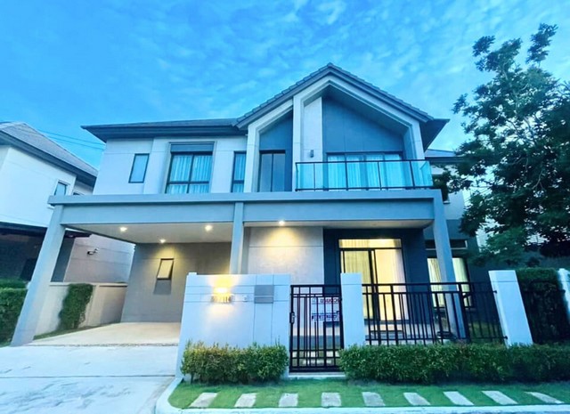 ขายบ้านเดี่ยว 2 ชั้น Bangkok Boulevard Rama5 เนื้อที่ 65.3 ตร.วา  สังคม สงบ ความปลอดภัยไปอีกตลอดชีวิต  ที่ตั้ง: ถ.อัจฉริยะประสิทธิ์ ต.มหาสวัสดิ์ อ.บางกรวย นนทบุรีรายละเอียดบ้าน - เนื้อที่ 65.3 ตร.วา- พื้นที่ใช้สอย 245 ตรม.- หลังมุม- เเบบบ้าน VINTEREN PLUS (Type กลาง) - 4 ห้องนอน 4 ห้องน้ำ - ที่จอดรถ 2 คัน - บ้านหันทิศตะวันออกเฉียงเหนือ- ฟังก์ชั่นตอบโจทย์ พร้อมถูกหลักฮวงจุ้ย สิ่งอำนวนความสะดวก- แอร์ทั้งหลัง 8 