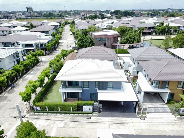 บ้านเดี่ยว บุราสิริ ราชพฤกษ์ - 345 ขนาด 91 ตร.วา หลังมุม ใกล้ Clubhouse แบบบ้านใหญ่ที่สุดในโครงการ บ้านสวย พร้อมย้ายเข้าอยู่ ประเภท บ้านเดี่ยว (หลังมุม)ความสูง 2 ชั้นที่ตั้ง  วัดสลักเหนือ ถนนราชพฤกษ์ ตำบลคลองข่อย อำเภอปากเกร็ด นนทบุรี 11120เนื้อที่ 91.1 ตรว.พื้นที่ใช้สอย 300 ตร.ม.จำนวนห้อง 4 ห้องนอน 4 ห้องน้ำ 2 ห้องนั่งเล่น 1 ห้องครัว ที่จอดรถ 3 คัน 1 ห้องแม่บ้าน 1 ห้องน้ำแม่บ้านตกแต่ง ผ