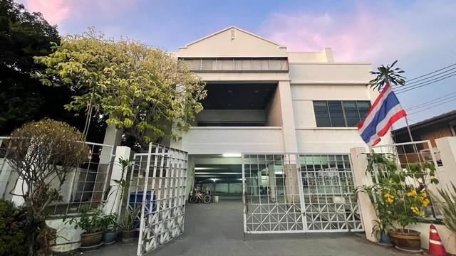 AHR11767-8  ให้เช่าอาคารสำนักงาน-สแตนอโลน ถนนเทพารักษ์ พร้อมที่จอดรถ 16คันในร่ม อาคารเปล่าพร้อมดำเนินธุระกิจ ใกล้รถไฟฟ้าสายสีเหลืองสถานีศรีด่าน และศรีเทพา ใกล้โรงพยาบาลสินแพทย์ แหล่งชุมชน แหล่งโรงงานราคาเช่า 180,000บาท/เดือนประกัน 3เดือนล่วงหน้า 1เดือนสัญญา 3ปีเงื่อนไขสามารถยืดหยุ่่นได้ ตามตกลงรายละเอียดขนาดที่ดิน 200 ตารางวา เนื้อที่ใช้สอยโดยประมาณ 1055ตารางเมตรอา