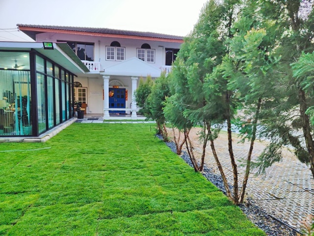 รถไฟฟ้า ใหม่ ให้เช่า คฤหาสน์ MRTลาดพร้าว 101 550ม.บ้านเดี่ยว 2 ชั้น 182 ตารางวา 4+1นอน 3+1น้ำ ต้นไม้ร่มรื่น 1,102 ตร.ม เครื่องปรับอากาศ 10 คัน รามคำแหง 75-83 ลาดพร้าว 124-132MRT LatPhrao 101 550m. New mansion for rent 2-story house 182 sqwah Shady trees 4+1 bed 3+1bath 1,102 sqm 10 cars Ramkhamhaeng 75-83 LatPhrao 124-132มหาดไทย ลาดพร้าว 122-130 แขวงคลองจั่น เขตบางกะปิ กรุงเทพมหานคร 10240ตกแต่งพร้อมครบทั้งเฟอร์นิเจอร์บิวท์อินและลอยตัว เตียงนอน โต๊ะทานข้าว โซฟา เครื่องปรับอากาศ ห้องครั�