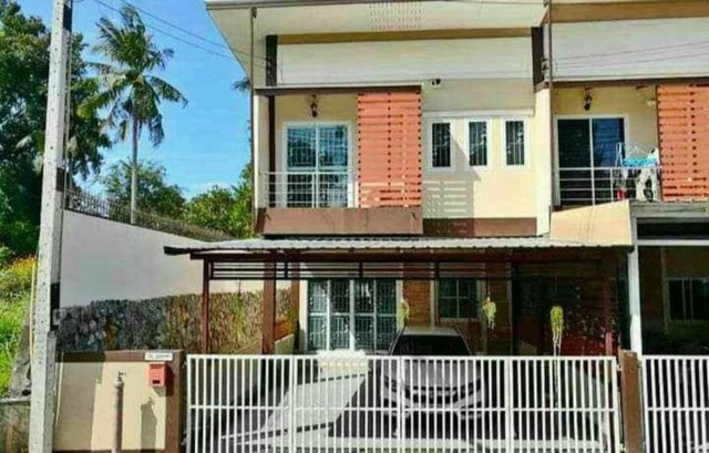 TEL :088-559 5199 คุณเอLine: https://line.me/ti/p/C0eGe0whLXขาย/ให้เช่า ทาวน์โฮมสองชั้น หลังหัวมุม บ้านโครงการ ม.สายใย 4 ศรีราชาหน้าบ้านไม่ชนใคร เนื้อที่ 50 ตร.วา ด้านหลังมีพื้นที่สวน   3 ห้องนอน  2 ห้องน้ำ  2 จอดรถแอร์ 4ตัว เครื่องทำน้ำอุ่น 2  ปั้มน้ำและถังสำรองน้ำค่าเช่า 12,000 บาท/ เดือนมีสัตว์เลี้ยง 15,000 บาท/ เดือนขาย 2,800,000 บาท ค่าโอน 50/50T : A5