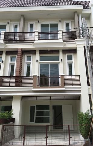 EPL-HR3563 ให้เช่า ทาวน์โฮม 3ชั้น โครงการพรีเมียมเพลส9 ซอยสุคนธสวัสดิ์ 27ขนาดเนื้อที่30 ตารางวา 3ห้องนอน4 ห้องน้ำ เครื่องปรับอากาศ 5 เครื่อง