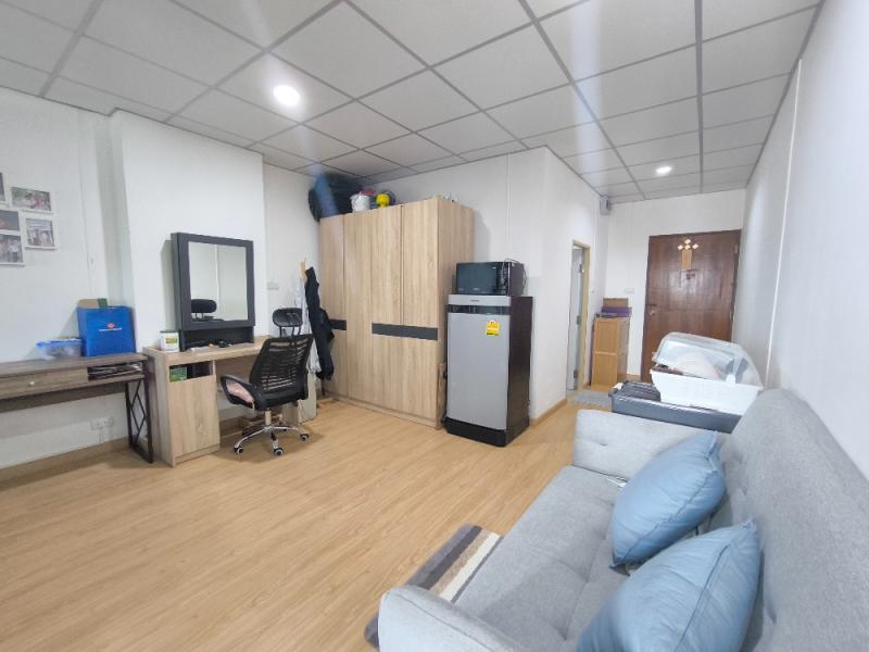 ขาย - The Trio Garden : เดอะ ทรีโอ การ์เด้นท์ ห้องรีโนเวทใหม่ตกแต่งใหม่ พร้อมอยู่แบบห้อง 1 ห้องนอน 1 ห้องน้ำขนาด: 39.4 ตรม.ชั้น: 71นอน1น้ำทิศตะวันตกค่าส่วนกลาง 15/ตรม.จำนวน21ชั้น-ใกล้BTSศรีนครินทร์38 -ห้องตกแต่งพร้อมอยู่ขาย: 1,290,000 บาทhttps://youtube.com/shorts/jfhTpru1VfY?feature=shareติดต่อ รินรดา 0615519925ID Line: 0615519925เว็บ: https://www.ther-estate.com/