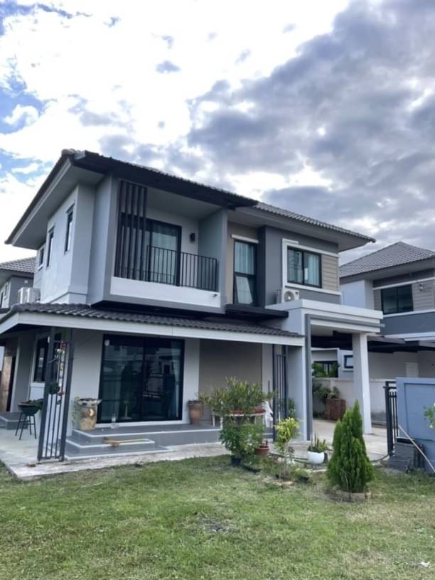 โซนสันกำแพง ให้เช่า/ขาย บ้านเดี่ยว 2 ชั้น มี 2 หลัง สไตล์โมเดิร์น บ้านหลังใหญ่ เนื้อที่กว้างขวาง ใกล้ตลาดศรีอรุณ