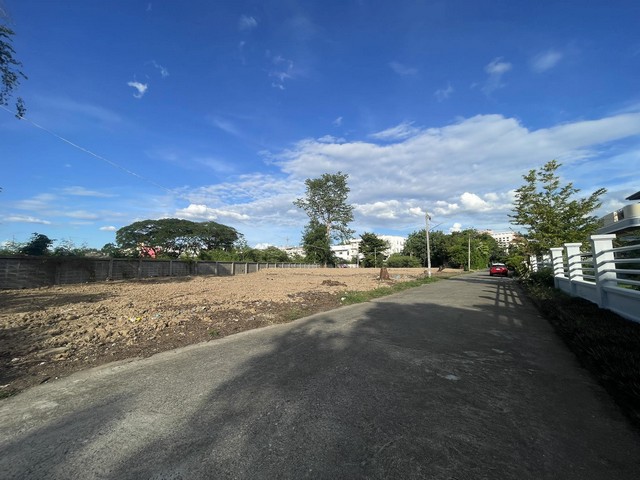 ที่เปล่าเชียงใหม่แลนด์ ถนนช้างคลาน อ. เมือง เชียงใหม่.ทำเลดีมาก ถมแล้วสร้างบ้านได้ทันทีเหมาะสำหรับที่อยู่อาศัยทาว์นโฮม โรงแรม วิลล่า เซอร์วิสอพาร์ทเม้นท์เนื้อที่ 488 ตารางวาราคายกแปลง 27 ล้าน.โอนฝั่งละครึ่งตกตารางวา 55,000 เศษๆถนนกว้าง  6 เมตร หน้ากว้างติดถนน 78.28 เมตร ลึก 36.39 เมตร น้ำไฟฟ้าพร้อม .สถานที่ใกล้เคียงใกล้รร.มงฟอร์ตAstra Condominium รพ.เซ็นทรัลเมโมเรียลไนท์บาร์ซ่า