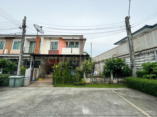 รหัสทรัพย์ : N0076ทาวน์โฮม 2 ชั้น วิสต้าอเวนิว วัชรพล ที่ตั้ง : ซอยวัชรพล10 แขวงคลองถนน เขตสายไหม กรุงเทพมหานคร รายละเอียดทรัพย์ - ทาวน์โฮม 2 ชั้น  ต้นโครงการ ใกล้สวนสาธาณะ- เนื้อที่ 36.9 ตร.วา- พื้นที่ใช้สอย 148 ตร.ม- 3 ห้องนอน, 2 ห้องน้ำ, 1 ครัว, 1 ห้องนั่งเล่น, 2 ที่จอดรถ- หน้าบ้านหันทาง ทิศเหนือสิ่งอำนวยความสะดวกภายในโครงการ- สระว่ายน้ำ- ฟิตเนส- รปภ. 24 ชม