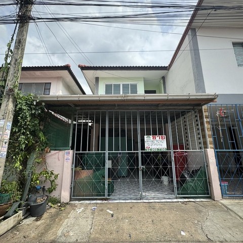 รหัสทรัพย์ : 5414ทาวน์เฮ้าส์ พระปิ่น 7 เฟส 3 คลองหนึ่ง รีโนเวทพร้อมอยู่ทำเลที่ตั้ง  ตำบล คลองหนึ่ง อำเภอคลองหลวง ปทุมธานี 12120รายละเอียด​ทรัพย์- ทาวน์เฮ้าส์ 2 ชั้น, ขนาดพื้นที่ 21.2 ตารางวา, พื้นที่ใช้สอย 84.8  ตารางเมตร- 3ห้องนอน, 2 ห้องน้ำ, 1 ห้องรับแขก, 1 ห้องครัว, 2 ที่จอดรถ- พื้นปูกระเบื้องทั้งหลังสิ่งอำนวยความสะดวก- แอร์ 1 เครื่อง - แท็งค์น้ำสถานที่และทำเลใกล้เค