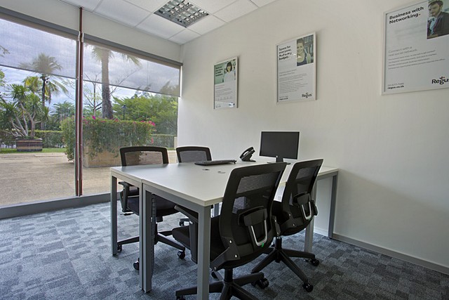 ออฟฟิศให้เช่า ภูเก็ต ตกแต่งพร้อมใช้ โรงแรมรอยัลภูเก็ตมารีน่า บิสซิเนสเซ็นเตอร์ มีพนักงาน 1 ท่านขึ้นไป ถนนเทพกระษัตรี ต.เกาะแก้ว อ.เมือง โทร 025125909,  084-543-4833 ดูข้อมูลอาคารอื่นที่ www.irentoffice.com ยินดีรับฝากขาย-เช่าสำนักงาน- รองรับพนักงานตั้งแต่ 1 ท่านขึ้นไป ราคาค่าเช่าประมาณ 8,000 บาทขึ้นไป- มีอุปกรณ์สำนักงานครบทั้งโต๊ะ เก้าอี้ ตู้เก็บเอกสาร พร้อมใช้- ระบบอินเตอร์เน็ต และ wifi ต