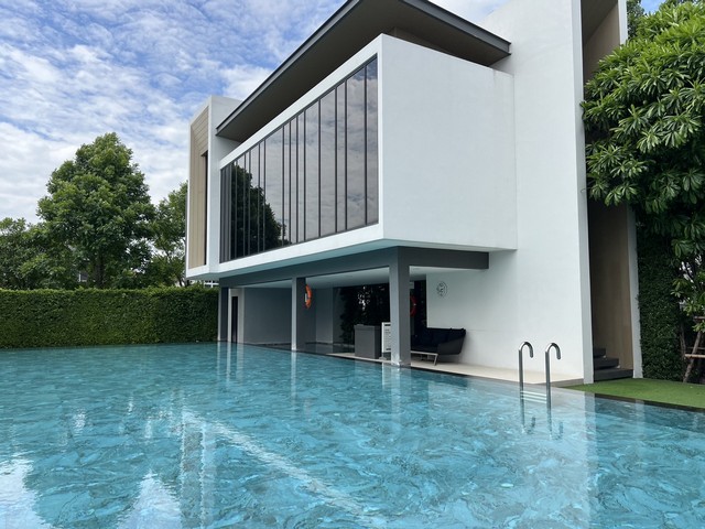 บ้านใหม่ ไม่เคยเข้าอยู่ หลังมุม  9.99 MB  ค่าใช้จ่ายวันโอน 50:50ขนาดที่ดิน 70.3 ตร.วา (Land area 70.3 sq.w)พื้นที่ใช้สอย 185 ตร.เมตร (Usable area 185 sq.m)หันหน้าทิศเหนือ (North)4 ห้องนอน (4 bedrooms)5 ห้องอาบน้ำ (5 bathrooms)2 จอดรถ (2 car parking spaces)ขายพร้อม : เฟอร์นิเจอร์ build inMobile& ID  0818523879รายละเอียดเพิ่มเติม:http://www.estatealaddin.com/site/index.php?p=estate_details&id=1988