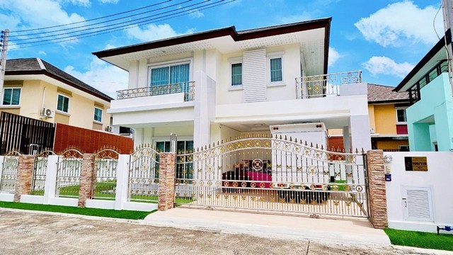 #ขายและให้เช่าบ้านเดี่ยว 2 ชั้น#ทำเลใจกลางเมืองชลบุรีเดินทางสะดวก????หมู่บ้าน เดอะเซ็นทรัลทาวน์สี่แยกบ้านสวน ชลบุรี (The Center Town Chonburi )????ราคาขาย  7,900,000 บาทค่าโอน 50/50????ค่าเช่า 35,000บาท/เดือน ล่วงหน้า 2​  เดือนค้ำประกัน​  1​ เดือนสัญญา เช่า 1 ปีเนื้อ ที่ 69 ตรว ???? 3 ห้องนอน 3ห้องน้ำ 2จอดรถ????​ 1​ ห้องเก็บของ????  เฟอร์นิเจอร์ - เตียง  ทั้ง 3 ห้อง- ตู้เสื้อผ้าบิวอินท์ - แอร์ 5 เครื่อง มิตซูบิชิ อินเว