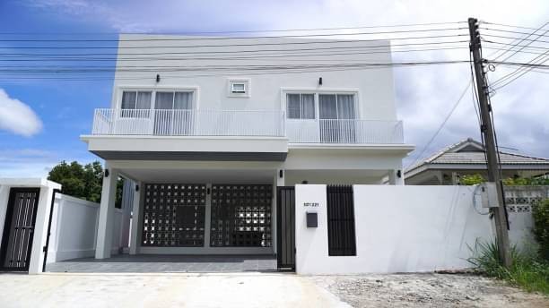 พูลวิลล่าให้เช่า 65,000 บาท/เดือน 72 ตรว. 5 นอน 5 น้ำ หนองผึ้ง สารภี บ้าน 2 ชั้น สไตล์โมเดิร์น รับสัตว์เลี้ยง 10 นาที ถึงสนามบินเชียงใหม่