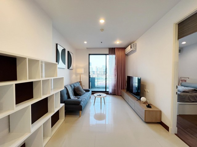 Room For rent...Supalai Premier @ Asoke(ศุภาลัย พรีเมียร์ อโศก)1 ห้องนอน 1 ห้องน้ำ ขนาดห้อง 50.52 ตร.ม. ชั้น 12Aห้องอยู่ตำแหน่งทิศเหนือ วิวพระราม 9  !!!*** เช่าเพียง 24,000 บาท/เดือนอุปกรณ์ภายในห้อง / เครื่องใช้ไฟฟ้าครบครัน- เตียงนอน- โต๊ะเครื่องแป้ง- โต๊ะทำงาน + เก้าอี้สุขภาพ- ตู้เสื้อผ้า- ผ้าม่าน- โต๊ะทานข้าว + เก้าอี้ 4 ตัว- ชั้นวางทีวี- โซฟานั่งเล่น- เครื่องซักผ้า- เครื่องอบผ้า- ไมโครเวฟ- เตาไฟฟ้า- ตู้เย็น- แ