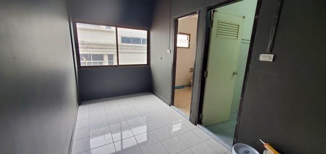 ให้เช่าอาคาร 2 คูหา4.5 ชั้น  ศรีนครินทร์ อ่อนนุช ใกล้รถไฟฟ้าสถานีกลันตัน พื้นที่ภายในอาคารรวมดาดฟ้า 610 ตร.ม.หน้าตึกจอดรถ 3 คัน