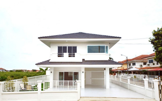 หมู่บ้าน เอ็ม.ที บ้านเดี่ยวติดถนน บางกรวย-ไทรน้อยตอบโจทย์คนหาบ้านเดี่ยวแต่ไม่เข้าสะดวกเข้าซอยเปลี่ยวบ้านเดี่ยวติดถนนหมู่บ้าน เอ็ม.ทีบางกรวย-ไทรน้อยตรงข้ามตลาดอิคคิวเนื้อที่ 53 ตร.ว.3 ห้องนอน2 ห้องน้ำ2 ที่จอดรถใกล้แนวรถไฟฟ้าสายสีม่วง ห้างแมคโคร โลตัส บิ๊กซี บางบัวทอง และเซ็นทรัลเวสต์เกตเชื่อมต่อถนนกาญจนาภิเษก ถนนราชพฤกษ์ ถนนชัยพฤกษ์ มุ่งสู่แจ้งวัฒนะได