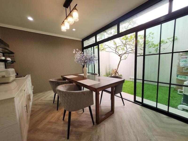 EPL-HS1295 ขายบ้านทาวน์เฮ้าส์ อารียา โมวา ลาดปลาเค้า เกษตรนวมินทร์ สไตล์คอร์ทยาร์ด  3 ห้องนอน 3 ห้องน้ำ พื้นที่ 21 ตรว.