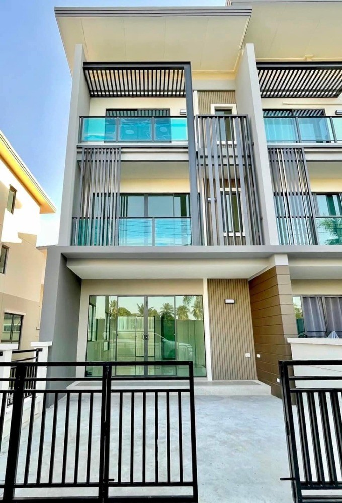 AHR157672  ปล่อยเช่า ทาวน์โฮม 3 ชั้น  โครงการแสนสิริมบ. ทาวน์อเวนิวเมิร์จรัตนาธิเบศร์ บ้าน 3 นอน 2 น้ำ 1 น้ำรับแขก 1จอด จอดบริเวณรอบๆได้- Built-in ชั้นล่าง ห้องนอน- เตียง - โซฟา 2 ชุด นั่งเล่น 1 และ 2- แอร์ 4 ตั่ว รวมห้องนั่งเล่น- โต๊ะทานอาหาร- ตู้เย็น- ไมโครเวฟ- มีจุดชาร์จรถไฟฟ้า- โต๊ะเอนกประสงค์ ชั้น 3สถานที่ใกล้เคียง- MRT 3 แยกบางใหญ่ 1 กม.- Central WestGate 2.7 กม.- รพ.เกษราษณ์ 3.5 กม. ค่าเช่า 24,000/ด.ืที่อยู่ นนท