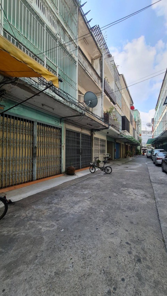 AHR157671  ให้เช่าตึกแถว4ชั้น 16.7 ตรว.  ลึก18ม. กว้าง4ม. เข้าซอยเพียง40ม.ค่าเช่า 12,000บาท/เดือน  >> จอดรถหน้าบ้านได้1คัน ซอยเงียบสงบปลอดภัย เหมาะเป็นที่อยู่อาศัย>> เดินทางสะดวก ใกล้ ICON SIAM  ท่าน้ำคลองสาน ท่าน้ำท่าดินแดง ท่าน้ำเปปซี่ ,ใกล้รถไฟฟ้า ICON SIAM, ใกล้ BTS สถานีวงเวียนใหญ๋ ,ใกล้BTS กรุงธนบุรี, ใกล้สะพานพุทธ สะพานพระปกเกล้า, สะพานตากสิน(สาธร) , และ สะพานกรุงเทพ  สามารถเดินทางได้ถึงแ