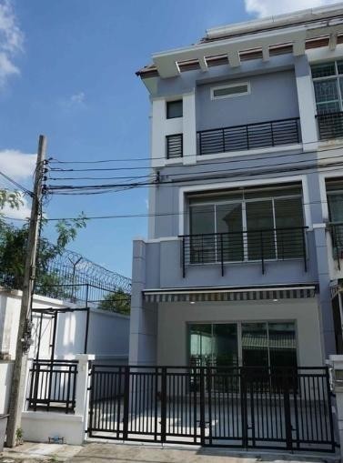 AHR15767-11   ให้เช่าทาวน์โฮม หลังมุม บ้านกลางเมือง เดอะรอยัลโมนาโค ศรีนครินทร์24ค่าเช่า 27,000 บาท/เดือน ประกัน 2 ล่วงหน้า 1 สัญญา 1ปีค่าเช่า 35,000 บาท/เดือน ประกัน 2 ล่วงหน้า 1 สัญญา 1ปี ( ทำออฟฟิศ )** ไม่รับสัตว์เลี้ยง , ทำออฟฟิศจดทะเบียนบริษัทได้ **เนื้อที่ 27 ตรว พื้นที่ 180 ตรม จอดรถ 2 คันมี 3 ห้องนอน 3 ห้องน้ำอ่างอาบน้ำ walk-in closet แอร์ 4 เครื่อง พร้อมเข้าอยู่ ใกล้รถไฟฟ้าสายสีเหลือง สถานีศรีนุช